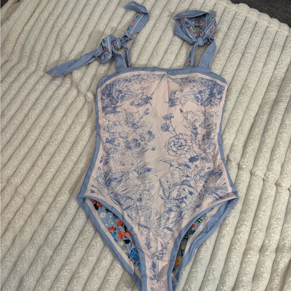 Floral and Botanical Print One Piece Swimsuit
REVERSIBLE - Picture 11 of 12